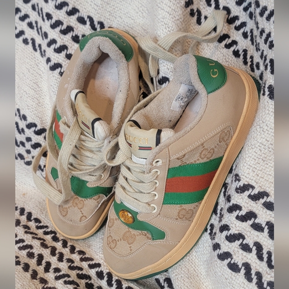 COPY - Beautiful pre-owned Gucci in good condition. Missing a GG stone on one f… - Picture 2 of 13